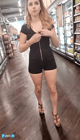 Amateur Flashing Girlfriend in Grocery Store'