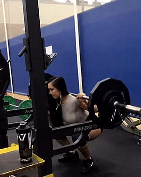 Amateur Big Tits Gym: Get Your Hammer Strength Fix'