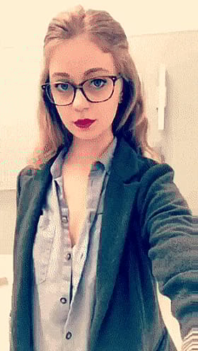 Cute Amateur Girlfriend Takes Selfie in Lipstick'