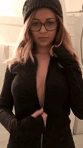 Babes in Black: A Sultry Snap of a Sexy Chick'