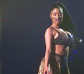 Big Booty Nicki Minaj Shows Off Her Hot Body'