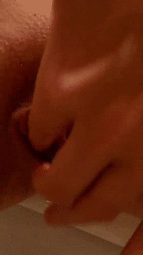 Amateur Girlfriend Gives Handjob to Husband's Pussy'