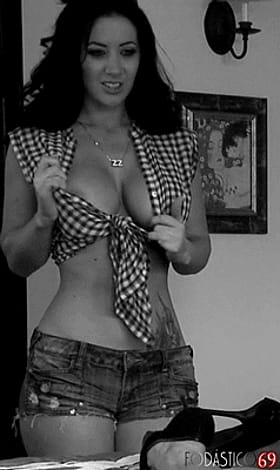 Big Tits Babe Exposes Her Checkered Shirt'