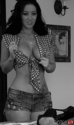 Big Tits Babe Exposes Her Checkered Shirt picture 1 of 1