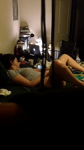 Amateur Babes Masturbating in Bed'