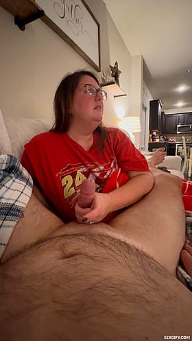 Wife finishes blowjob by stroking him to finish 😈
