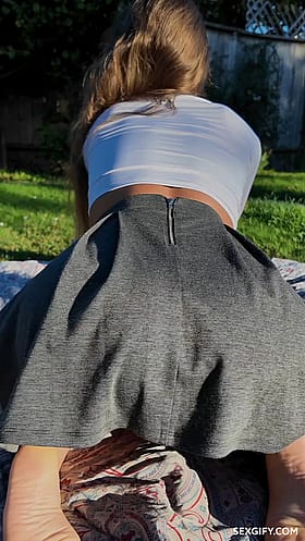 27F Pussy Lips Exposed in Tight Skirt